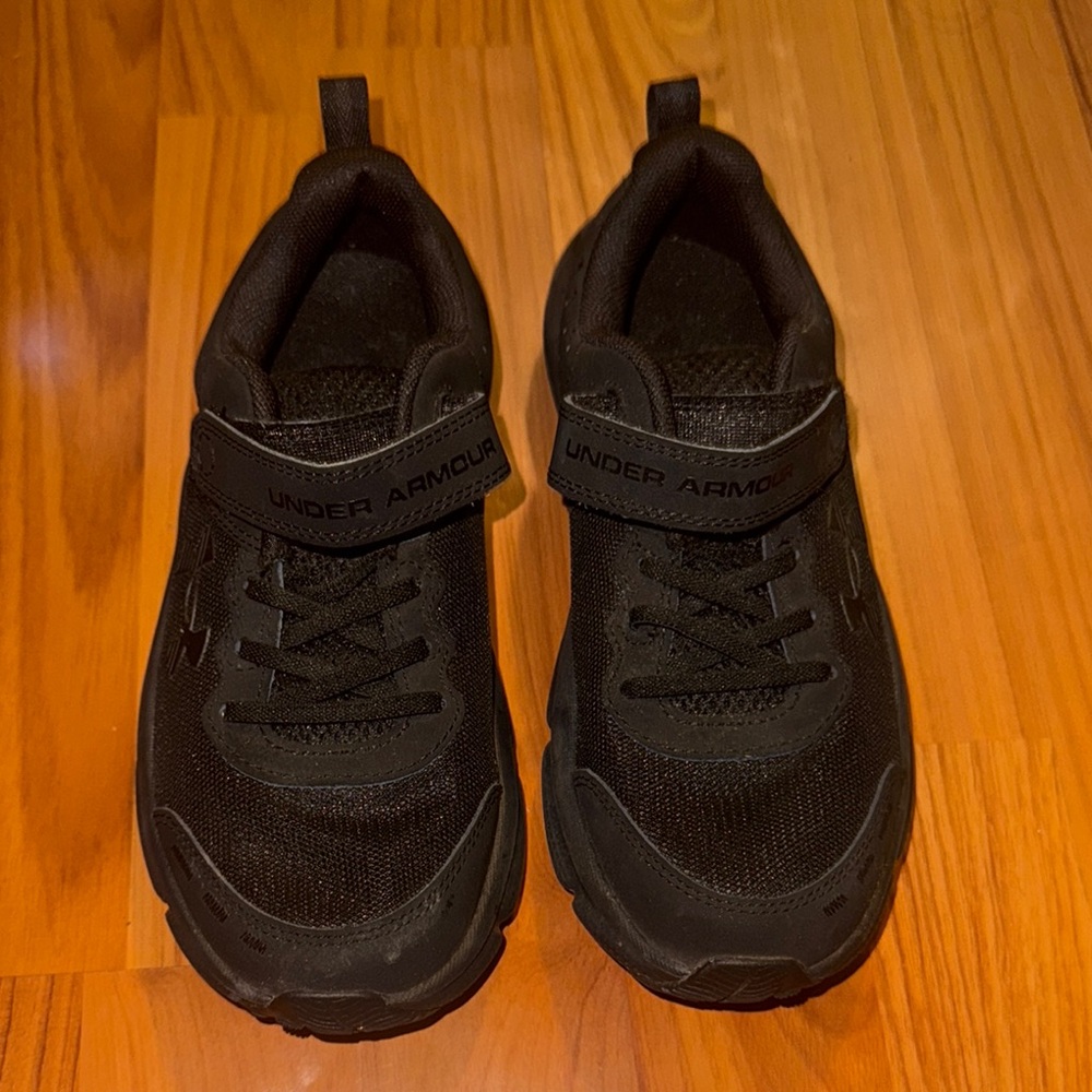 Under Armour Black Athletic Shoes Low-Top Design - Picture 1 of 4